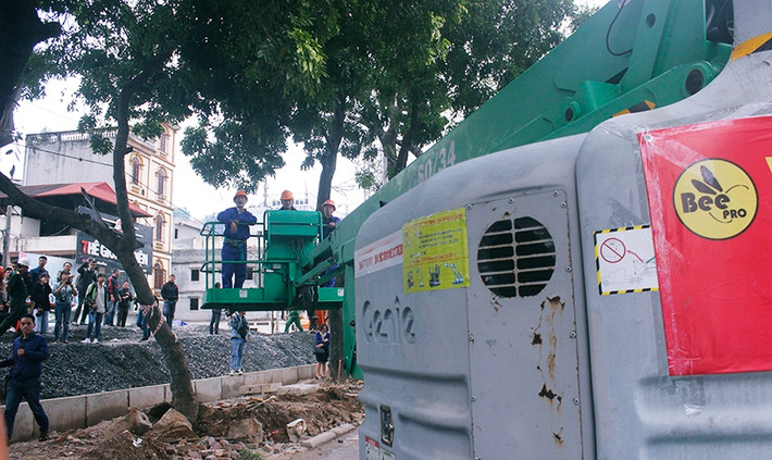 Để phục vụ thi công mở rộng đường vành đai III (đoạn từ cầu Mai Dịch đi cầu Thăng Long), từ sáng nay, Hà Nội bắt đầu chặt hạ, di dời cây xanh trên đường Phạm Văn Đồng.