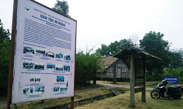 Tại khu văn hóa dân tộc M'Nông, từ bên ngoài ai cũng đều trông thấy bảng giới thiệu văn hóa làm bằng sắt đã bị hoen rỉ. Trong khi đó, hai cột trụ lớn ở cửa chính đã bị mục nứt, mối mọt làm tổ sâu bên trong.