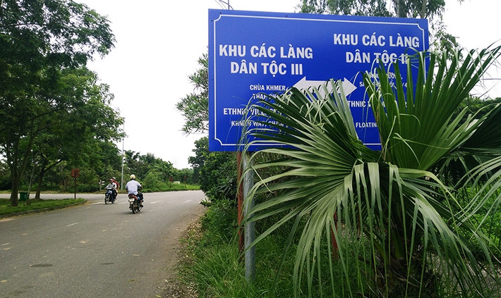 Các biển chỉ dẫn vào khu du lịch đều bị cây trồng che khuất, du khách nếu muốn biết đường đi phải di chuyển đến gần bảng, vạch lá cây mà tìm.