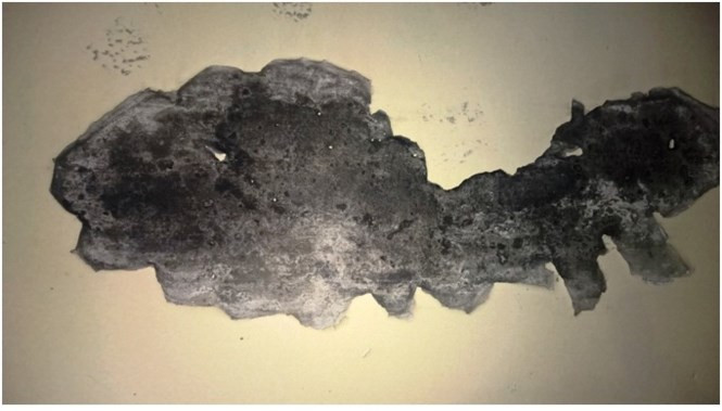 Nhiều vết nứt nằm dưới lớp sơn epoxy bong tróc tạo ra màu đen nham nhở. Ảnh: Tiền Phong.
