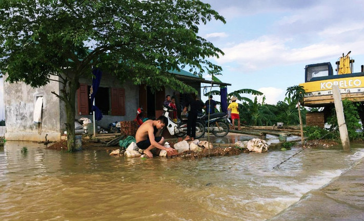 Nước lũ chảy ngập cả những cánh đồng, đường đi nối hai xã Tân Tiến và Hoàng Văn Thụ (huyện Chương Mỹ) đang gây ảnh hưởng đến cuộc sống người dân địa phương.