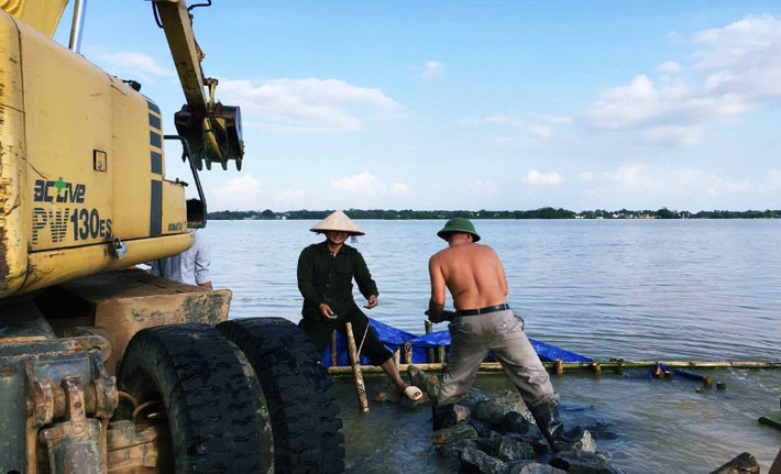 Chiều ngày 12/10, các cơ quan chức năng vẫn đang nhanh chóng khắc phục đoạn đê sông Bùi 2 bị vỡ.