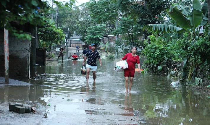 Hơn một tuần sau sự cố vỡ đê Bùi 2 nước lũ các thôn thuộc xã Nam Phương Tiến, Tân Tiến (huyện Chương Mỹ, TP Hà Nội) bắt đầu rút, người dân đã có thể di chuyển được trên các con đường làng nối liền với nhau.