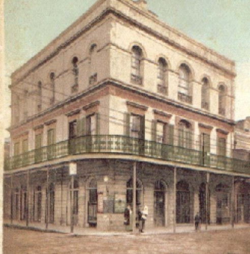 11. Marie Delphine LaLaurie, sống vào thế kỷ 19 ở New Orleans (Mỹ), là một sát thủ hàng loạt và thích thú với các trò ác độc. Mụ có hẳn một căn phòng ở gác mái, nơi mụ nhốt các nô lệ bị xiềng xích. Mụ từng dùng roi đuổi một bé gái nô lệ ngã khỏi mái nhà và tử vong.