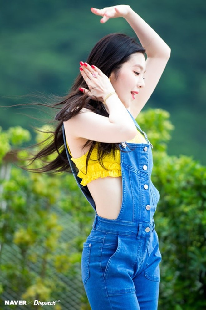Trang phục được chọn cho Ireane trước giờ là những chiếc áo váy “kín cổng, cao tường”, tuy có váy ngắn nhưng chưa bao giờ cô mặc áo hở ngực.