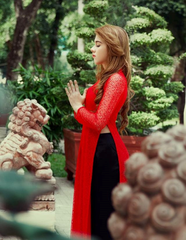 Mỹ Hạnh kể từ nhỏ, cô thường xuyên bị trêu chọc vì có vẻ ngoài khác các bạn. Cô bé cũng chịu nhiều thiệt thòi khi lớn lên không có cha bên cạnh.