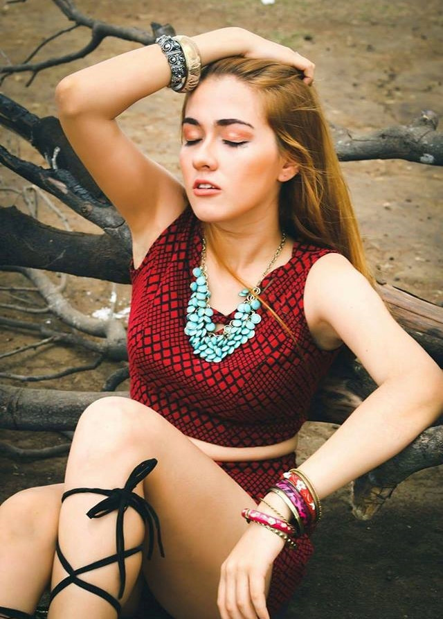 'Thời còn đi học, mình thường bị bạn bè coi thường và bắt nạt. Mình đã khóc và chịu nhiều ấm ức', nữ sinh tâm sự.