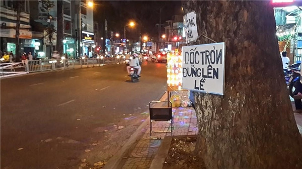 "Dốc trơn, đừng lên lề"... Lời nhắc của người dân "thổ địa" nơi có đoạn đường khó đi đã giúp người tham gia giao thông được cảnh báo và di chuyển an toàn hơn.