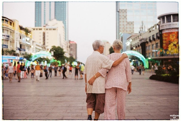 A đây rồi: Sài Gòn náo nhiệt, đôi khi hơi xô bồ... nhưng cũng không thiếu những khoảnh khắc đẹp, nơi mà người dân "sống chậm", bình lặng và giàu tình cảm dành cho nhau. Ảnh: Humans of Saigon.