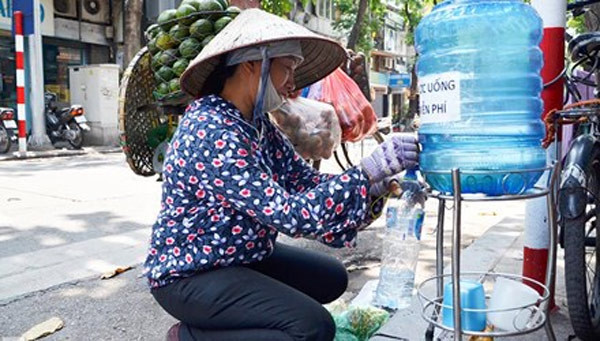 Từ bi, hỉ xả và thương người... người dân Sài Gòn có vô số hành động đẹp thể hiện sự rộng rãi, phóng đãng. Chỉ đơn giản là một bình nước uống miễn phí đặt ven đường... mà sao chứa đựng biết bao ý nghĩa, tình cảm ấm lòng người.