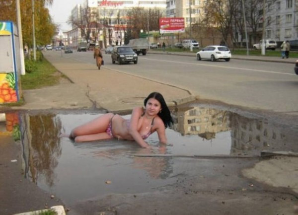 Cô người mẫu sexy trong ảnh có vẻ như đang rất kỳ công, uốn éo trong vũng nước bẩn ven đường để hoàn thành tác phẩm "nude vì nước sạch". Khó có thể hiểu nổi ngụ ý của chủ nhân bức ảnh muốn truyển tải.