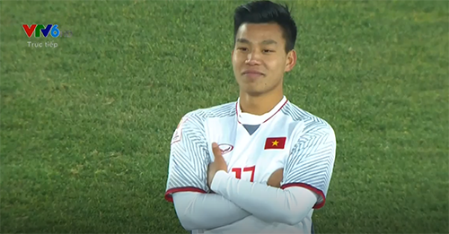 Vũ Văn Thanh đang là cái tên gây sốt trên MXH vì biểu cảm cực cool khi thực hiện cú đá penalty lịch sử đưa đội tuyển U23 Việt Nam góp mặt vào chung kết U23 Châu Á. Không chỉ được ngưỡng mộ trên sân cỏ, hậu vệ Vũ Văn Thanh còn khiến người hâm mộ "mắt tròn mắt dẹt" khi sở hữu trái tim của cô gái xinh đẹp không thua kém hot girl.