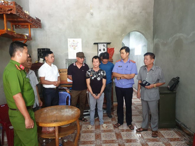 Trong lúc bàn bạc, có tên đề xuất "hay đưa nó (Mỹ Duyên - PV) đi viện" nhưng Vì Văn Toán và Bùi Văn Công gạt đi. Toán bảo "chúng mày hiếp nó mấy ngày rồi, mang đến viện bác sĩ biết ngay", sau đó cả bọn thống nhất sát hại Duyên, cùng bàn bạc các thủ đoạn đối phó với Công an nếu bị phát hiện.
