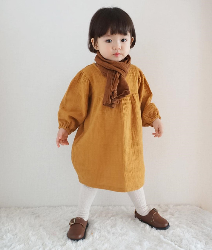 Mẹ Eun Ho dành nhiều sự quan tâm cho phong cách ăn mặc của cô bé. Những bộ trang phục của nhóc tỳ lúc nào cũng rất xinh xắn.