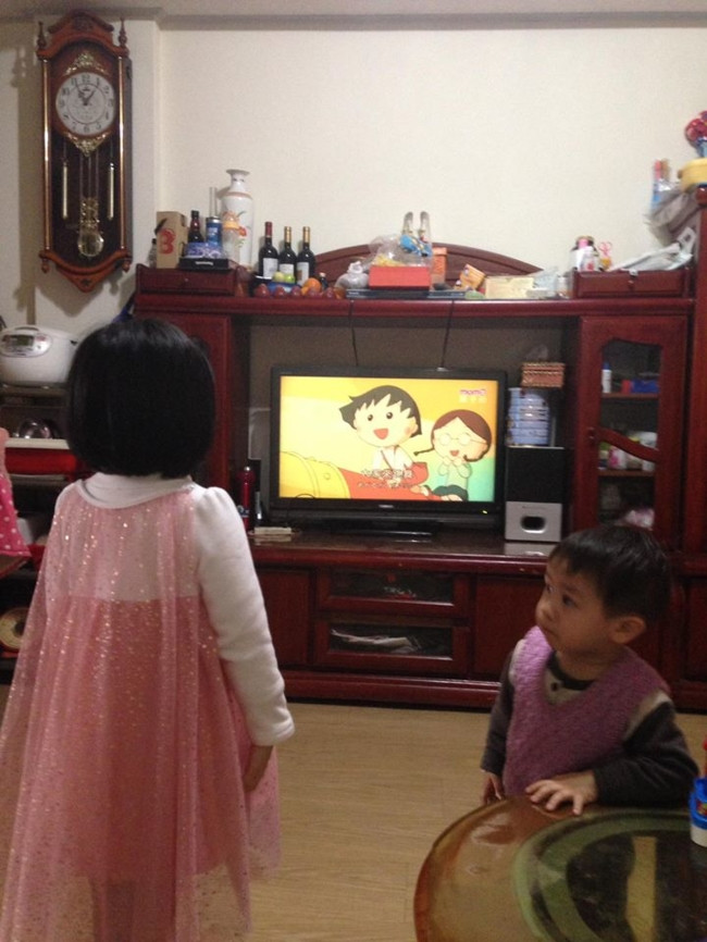 Theo đó, bé gái này có tên Tiểu Thuần Vân, 5 tuổi. Mẹ của cô bé cho biết, con gái mình rất thích bộ phim hoạt hình Maruko và ngày nào cũng xem một cách đều đặn. Thậm chí, cô bé còn thuyết phục mẹ để được cắt tóc giống Maruko. Mẹ của Tiểu Thuần Vân hy vọng rằng đây chỉ là sở thích tạm thời của cô bé nên cố tình trì hoãn quyết định 1 tuần.