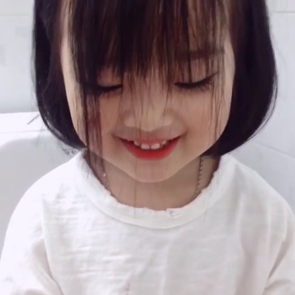 Cũng trong tháng 10 năm ngoái, một người dùng đã đăng tải đoạn clip ngắn của một cô bé có vẻ ngoài xinh xắn tựa thiên thần được mẹ cắt tóc mái khiến dân mạng vô cùng thích thú. Chỉ sau 16 phút được chia sẻ, đoạn clip đã thu hút gần 3 nghìn lượt thích cũng như rất nhiều bình luận từ cư dân mạng.