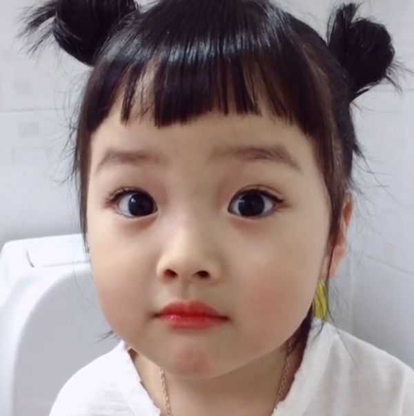 Chỉ sau vài đường kéo của mẹ, em bé đã sở hữu ngay mái tóc "bát úp" huyền thoại nhưng hơi... quá tay. Được biết, cô bé có tên Gwom Yul-I, sinh năm 2013, người Hàn Quốc. Cô bé đã "đốn tim" cư dân mạng bởi vẻ nhí nhảnh, đáng yêu đúng với lứa tuổi của mình. Yul-I cũng được mẹ lập hẳn một trang Instagram cá nhân với lượng người theo dõi hiện tại lên đến 250 nghìn người.