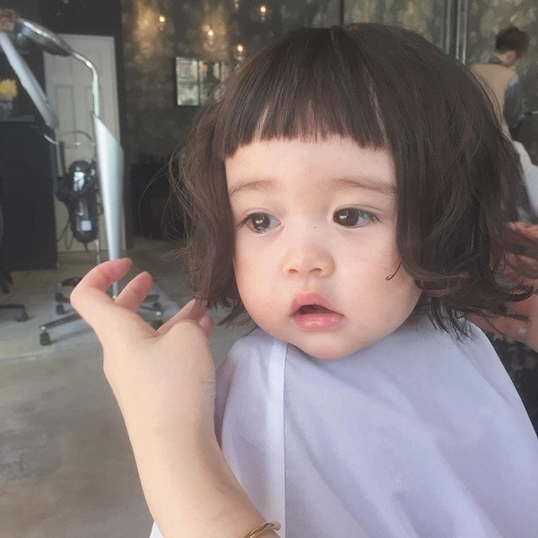 Thông tin của cô bé ngay lập tức được "truy lùng", nhưng nhà tạo mẫu tóc Kaori từ chối cung cấp bất kì điều gì bởi không muốn làm ảnh hưởng đến cuộc sống cô bé.