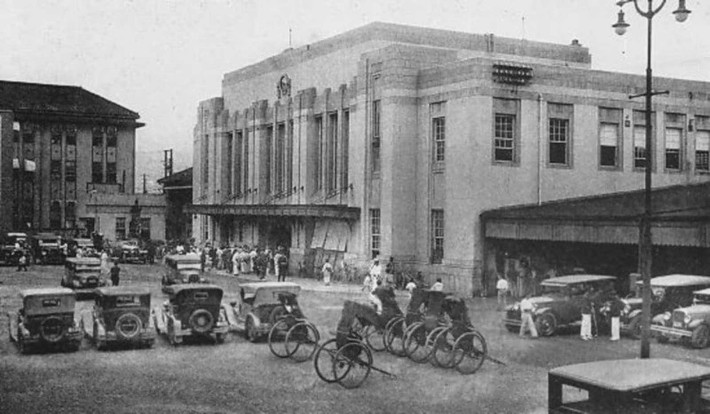 Toàn cảnh khu vực Hiroshima nhìn từ trên cao đông đúc và nhộn nhịp dọc theo sông Motoyasugawa trước khi bị ném bom. Sau thảm họa bom nguyên tử kinh hoàng, khu vực này đã bị phá hủy hoàn toàn và không còn gì ngoài những đống đổ nát.