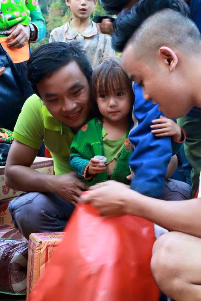 Chính vì những lý do này và thành viên đoàn từ thiện - những người đã trực tiếp trao quà cho em nhỏ vùng cao xinh xắn đã quyết định từ chối cung cấp thông tin địa chỉ cụ thể của em. Họ mong muốn tránh cho cô bé dễ thương này cùng với gia đình em gặp phải những rắc rối, mệt mỏi là hệ lụy của việc được quá nhiều người quan tâm thông qua mạng xã hội.