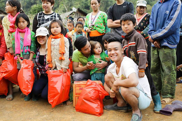 Sau khi xem những hình ảnh và lắng nghe câu chuyện về bé gái vùng cao xinh xắn nhưng ăn mặc rách rưới, nhiều bạn trẻ đã động lòng và kêu gọi những nguồn từ thiện trên mạng xã hội. Nhiều chiến dịch từ thiện, đem áo ấm, sách vở đến cho trẻ em vùng cao được mở ra và được ghi nhận là những hành động giàu ý nghĩa, tình tương thân tương ái.