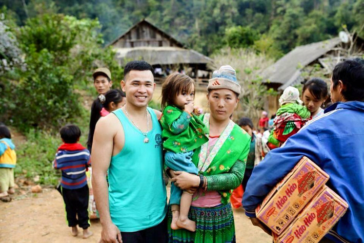 Tuy nhiên, song song đó vẫn có những người lợi dụng những bức ảnh đang được quan tâm, những câu chuyện về hoàn cảnh của các em nhỏ vùng cao để chuộc lợi cá nhân. Cụ thể, trên Facebook Việt những ngày này xuất hiện nhan nhản những bài viết "xin like", "mời like" sử dụng hình ảnh của bé gái vùng cao có đôi mắt long lanh.