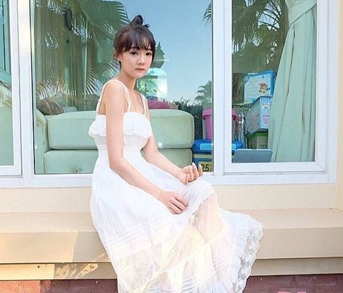 Váy trắng cũng mà trang phục vô cùng yêu thích của Ekaehla, bởi nó luôn tôn lên vẻ trong sáng, thuần khiết và trẻ thơ.