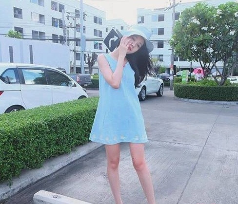 Cô nàng búp bê Thái Lan chuộng những trang phục có tông màu sáng, lối make up nhẹ nhàng không quá lòe loẹt để tôn lên vẻ đẹp tự nhiên. Những bức ảnh của Ekaehla khi chia sẻ đều nhận được bão like của cư dân mạng, đặc biệt là từ các chàng trai.