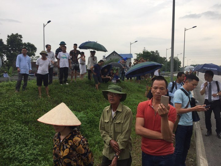 Rất đông người dân cũng như cánh tài xế đã đến buổi thực nghiệm để xem
