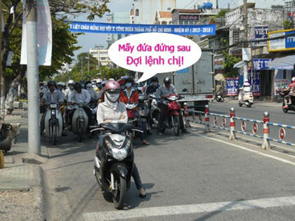 Hà Nội và các tỉnh thành miền Bắc đang ở trong đợt nắng nóng đỉnh điểm. Nhiệt độ có lúc lên đến 40 độ C khiến nhiều người như “phát điên”. Và cũng chính trong thời điểm nắng nóng, trên mạng lại rộ lên những bức ảnh chế hài hước để "than trời".