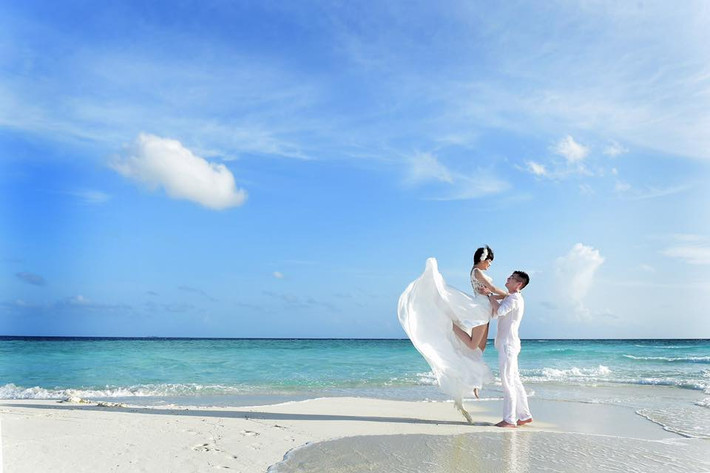 Như chia sẻ của nhiếp ảnh gia thực hiện bộ ảnh cưới đình đám cho cô dâu, chú rể thì có lúc ekip gồm 4 người cùng cô dâu – chú rể phải dậy sớm từ 3-4h sáng để “bắt” được những khoảnh khắc đẹp của đảo thiên đường.