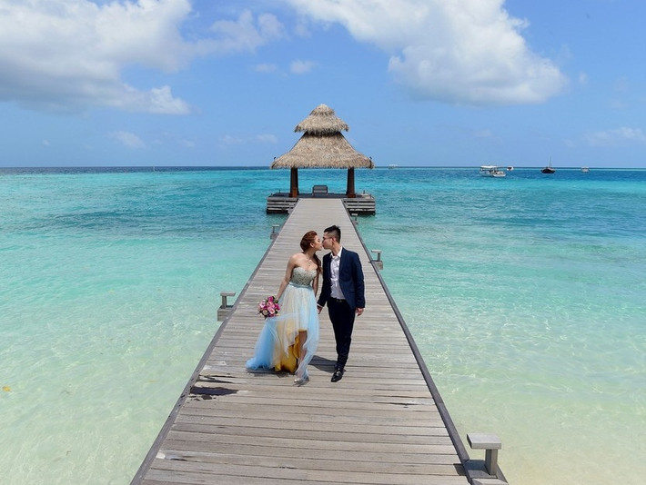 Hai nhân vật chính được nhắc đến trong câu chuyện là chú rể Đăng Thịnh và cô dâu Hồng Trang. Được biết, chú rể đang hoàn thành chương trình tiến sĩ Luật tại Đại học Washington, còn cô dâu là sinh viên năm thứ 2 ngành Sinh học Đại học Southern Virginia.