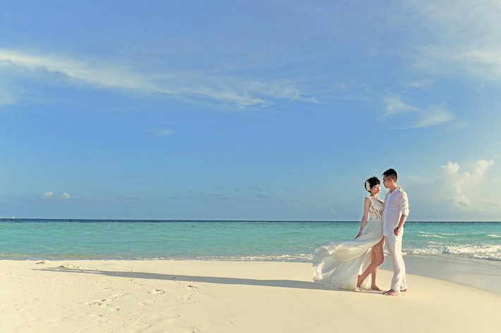 Mặc dù ở nơi đất khách quê người nhưng chú rể Đăng Thịnh cho biết: “Người dân Maldives rất thân thiện và mến khách. Bọn mình và ê kíp chụp hình thấy ấm cúng như ở nhà”.