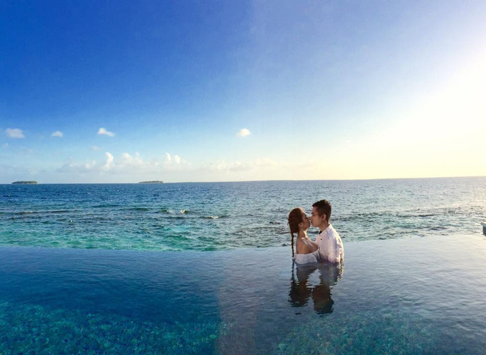 Khó có thể thốt nên lời về vẻ đẹp của biển Maldives, đôi trẻ đã tranh thủ ghi lại những bức ảnh đẹp nhất trước cảnh biển đẹp tuyệt vời của quốc đảo.