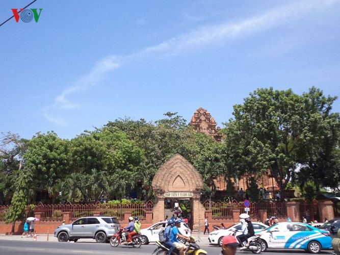 Tham quan các danh thắng trên cung đường khoảng 10 km: Tháp Bà Ponagar thờ Thiên Y Thánh Mẫu nằm trên đồi Cù Lao ven cửa sông, đã được xếp hạng di tích Quốc gia năm 1979.