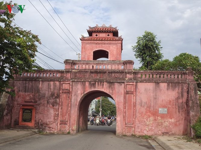 Thành cổ Diên Khánh cách thành phố Nha Trang về phía tây chừng 10 km, được xây dựng từ thế kỉ XVIII, dưới thời chúa Nguyễn Ánh. Trong ảnh: Cửa Đông.