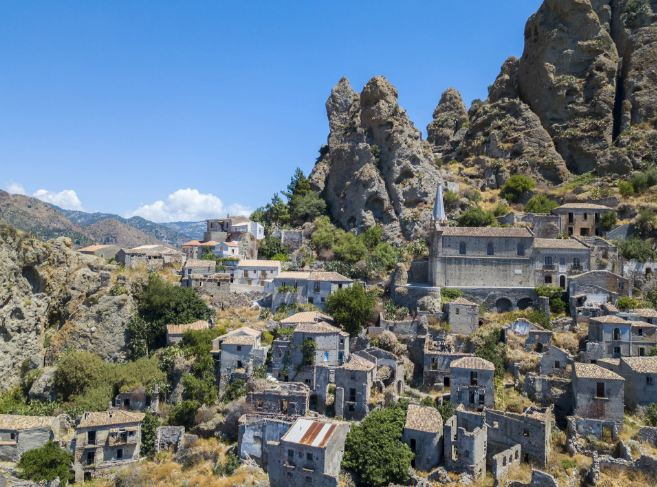 Pentedadtino, Calabria: Được xây dựng như một thuộc địa của thành phố Chalsic của Hy Lạp trong những năm 640 trước công nguyên. Pentedadtino có cảnh quan và môi trường rất ngoạn mục, trong lành. Những kiến trúc cổ của thị trấn cũng vô cùng độc đáo và ấn tượng. Nhưng một trận động đất vào năm 1783 đã phá hủy một phần thị trấn và khiến cư dân bỏ đi. Đến đầu thế kỷ 20, thì nơi đây đã bị bỏ hoang triệt để. Mặc dù vậy, những tàn tích xinh đẹp của nó vẫn hấp dẫn vô số du khách đến thăm hàng năm.