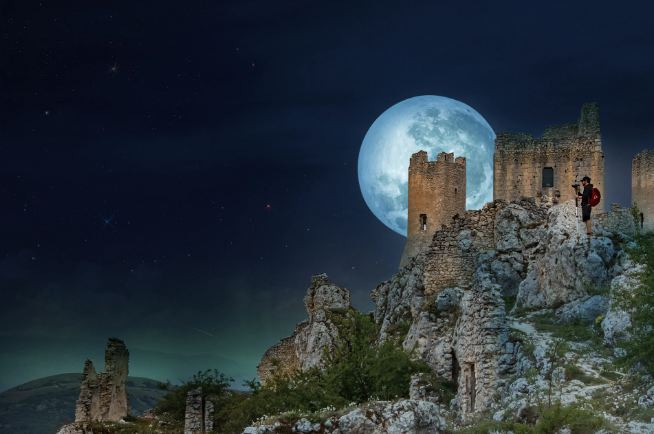 Rocca Calascio, Abruzzo: Pháo đài trên đỉnh núi Rocca Calsscio đã bị lãng quên hàng thế kỷ cho đến năm 1985 được xuất hiện trong bối cảnh bộ phim viễn tưởng Ladyhawke. Sau đó nó lại quay trở lại là một thị trấn ma ám bị bỏ hoang từ rất lâu rồi. Thời gian gần đây Rocca lại được các du khách can đảm và đam mê kiến trúc cổ kéo tới bất chấp nó là một nơi bị ma ám.