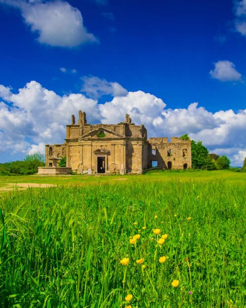 Monterano, Lazio: Ngôi làng cổ này nằm gần ngay Rome, bị ảnh hưởng bởi một ổ dịch sốt rét trong thế kỷ 16, sau đó lại bị quân đội Pháp cướp phá vào năm 1799 khiến người dân bỏ ra đi hoàn toàn. Các tòa nhà nổi tiếng bao gồm cả nhà thờ San Bonaventura vẫn còn đứng vững dù thời gian đã mài mòn qua năm tháng. Ngôi làng này cũng năm trong tốp nhưng ngôi làng bị ma ám, cho dù vậy du khách vẫn kéo đến đây để chiêm ngưỡng vẻ đẹp dường như bất biến của các kiến trúc cổ.