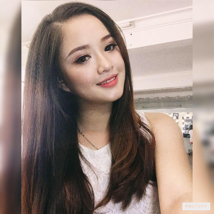 Để chứng minh điều này, Nguyễn Thị Phương - mẹ bầu hot girl đến từ Hà Nội đã chia sẻ một bức ảnh chụp trong thời điểm chị mang bầu 7 tháng có làn đen sạm, xù xì, tệ không kém trường hợp của chị Đặng Cẩm Nhung... Nhưng nhờ khả năng trang điểm, Phương vẫn tạo được một khuôn mặt rất xinh xắn, tươi trẻ, ưa nhìn và che được hết các khuyết điểm mà các chị em thường mắc phải trong khoảng thời gian hơn 9 tháng mang thai.