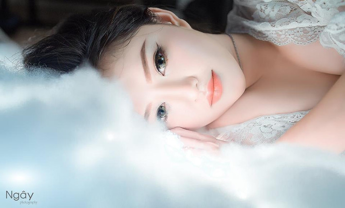 Xem những bức ảnh chụp trong thời điểm mang bầu 7 tháng của Nguyễn Phương, nhiều chị em, thành viên trên các diễn đàn, fanpage phụ nữ còn nhận xét cô xinh đẹp chẳng kém gì các hot girl. Ngoài ra mọi người còn công nhận tài trang điểm của Nguyễn Phương, khen ngợi cô có khuôn mặt mộc đã có rất nhiều nét xinh đẹp, trang điểm lên lại càng xinh tươi, sang trọng và dường như không ngán ngại với những thay đổi, sự "xuống cấp" của cơ thể trong thời gian mang thai, sinh con.