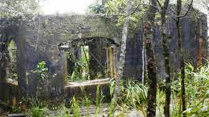 Đến giai đoạn chiến tranh chống Mỹ, quân đội Mỹ chọn đỉnh núi Bà Nà làm nơi quan sát quân sự. Để tạo hành lang an toàn cho đồn bốt, tất cả các công trình còn lại từ thời Pháp bị phá hủy dưới các nòng súng tầm xa của họ Tới giai đoạn 1975, hòa bình lập lại, những người dân khó khăn quanh vùng làm lâm nghiệp men theo đường mòn lên núi Bà Nà tìm kiếm một số đồ đạc còn sót lại từ các tàn tích trên núi… về phục vụ mục đích sử dụng cá nhân. Giai đoạn này, chẳng còn ai nhớ đến Bà Nà nữa.