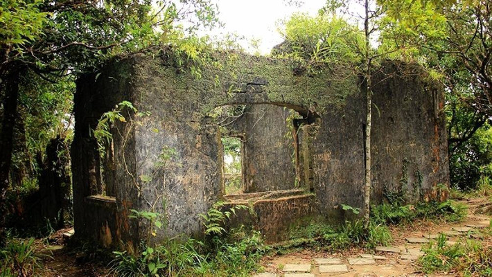 Sau Cách mạng tháng Tám năm 1945, Bà Nà dần vắng bóng người. Khi Pháp quay trở lại xâm lược Việt Nam lần thứ 2, nhân dân địa phương thực hiện chủ trương tiêu thổ kháng chiến nên đã triệt hạ các công trình xây dựng ở Bà Nà. Từ đấy, khu nghỉ mát hoang phế dần và bị cây rừng che phủ trong quên lãng gần nửa thế kỷ.