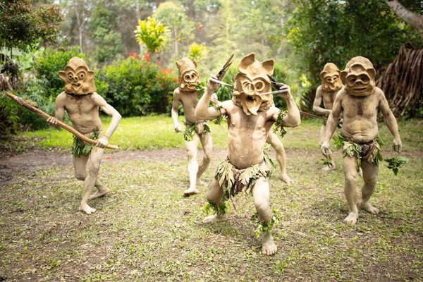 Bộ tộc người bùn Asaro sống ở bên ngoài thị trấn Goroka, trên vùng cao nguyên của đất nước Papua New Guinea. Truyền thuyết kể rằng sau khi bị đánh bại bởi một bộ lạc kẻ thù, họ đã lội qua sông Asaro. Khi đứng lên, cơ thể của họ vô tình được bao phủ trong đất sét, nhìn rất đáng sợ. Kẻ thù nhìn thấy đã vô cùng kinh hãi, và bỏ chạy ngay lập tức. Kể từ đó đến nay họ vẫn giữ phong tục tập quán bôi bùn lên người.