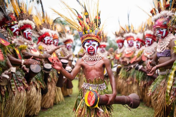 Nhóm người Tokuwa đến từ cao nguyên phía Tây của đất nước Papua New Guinea. Trong ảnh là một thành viên trẻ tuổi, đứng ở trung tâm, đang cùng các thành viên khác thực hiện nghi thức “hát”, nghi thức này miêu tả sự tập hợp của một số ngôi làng, bộ lạc, đây sẽ là nơi những người tham dự sẽ thể hiện điệu nhảy và âm nhạc của mình.
