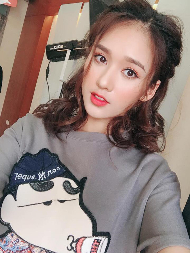 Nhờ ngoại hình xinh xắn, ngoài giờ lên lớp, Thu Hà thường nhận lời làm người mẫu lookbook hoặc chụp ảnh cho các shop thời trang.