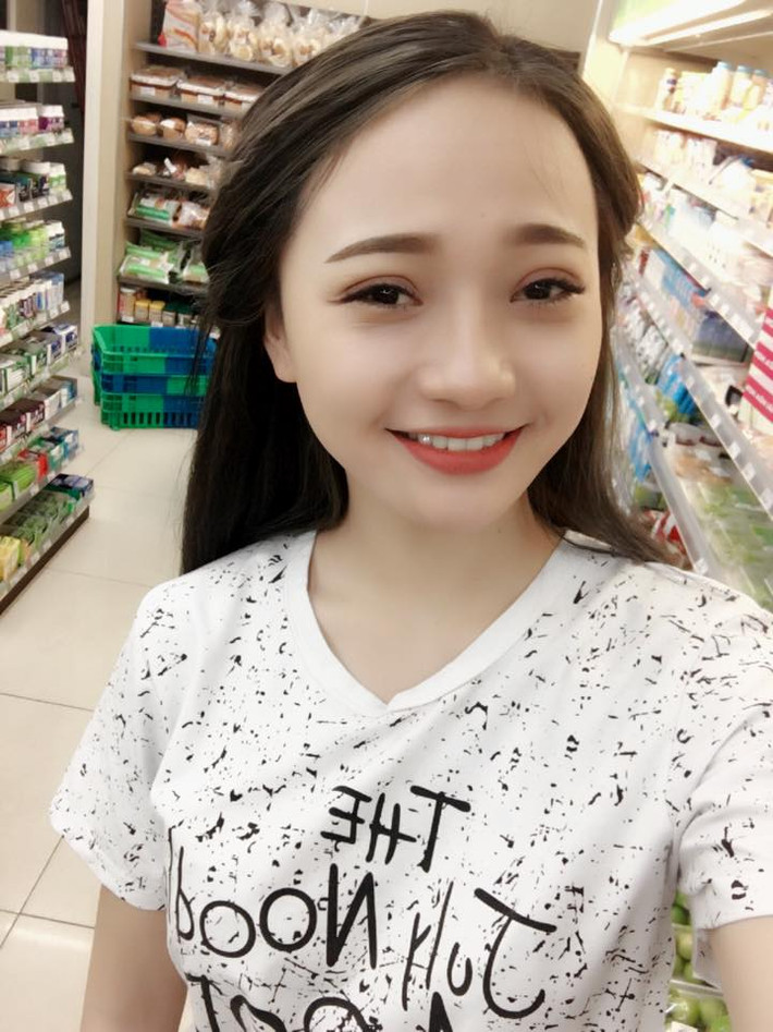 Ngoài câu chuyện phẫu thuật thẩm mỹ, thay đổi nhan sắc, Lê Thị Lan còn bị khá nhiều người "xăm soi" khi năm nay 18 tuổi nhưng cô nàng đã có khá nhiều hình xăm cỡ lớn trên cơ thể. Nhiều người nhìn vào những hình xăm đó đã vội đánh giá nhân cách, đạo đức khiến cô nàng lại có một phen phải đau đầu.