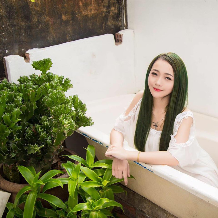 Do tuổi đời còn rất trẻ nhưng Lê Thị Lan đã có tiền đi làm phẫu thuật thẩm mỹ, chỉnh sửa mắt, mũi bằng dao kéo, chính vì vậy nên cô bị nhiều người nghi ngờ là làm nhiều việc không đứng đắn để kiếm được nhiều tiền. Chia sẻ trên một trang tin về gia đình, cô nàng 9X tỏ ra rất bức xúc, bực dọc khi bị nhiều người vu cáo, dựng chuyện cho mình một cách thô thiển và quá đáng. Cụ thể Lê Thị Lan bị nhiều dân mạng nói kháy, cho là cô "bán vốn tự có" để kiếm tiền làm phẫu thuật thẩm mỹ.