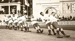 Trận kéo co gây tranh cãi nhất lịch sử Olympic là trận giữa hai đội Anh và Mỹ năm 1908. Vào năm này, đội Anh đã dành chiến thắng và bị đội Mỹ phản đối vì đội Anh đi loại giày không đúng quy định. Tuy nhiên, chiến thắng của đội Anh vẫn được ban tổ chức công nhận.