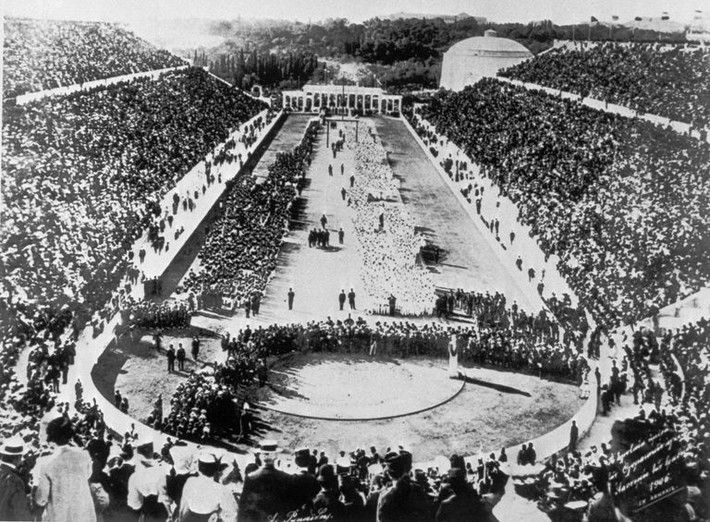 Tuy nhiên tại nhiều kỳ Olympic trong quá khứ lại xuất hiện một vài môn thể thao khá kỳ lạ, khiến người xem và có thể là chính bản thân người thi đấu cũng cảm thấy khó hiểu tại sao lại xuất hiện môn thi này.